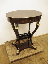 empírový oválný stolek
