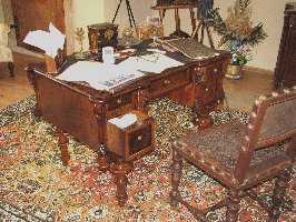restaurovaný starožitný nábytek psací stůl